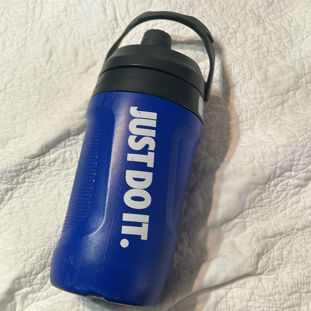 Nike 64 oz water bottle